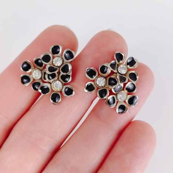 Vintage 1950s Black Enamel and Rhinestone Floral Cluster Screw Back Earrings - Picture 2 of 10